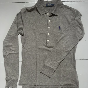 Ralph Lauren Långärmad Piké Grå, Nyskick - En snygg och skön grå långärmad Ralph Lauren piké, använd en gång! Snygg knäppning vid halsen! 