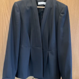 Kavaj Rodebjer Aiago  - Svart kavaj utan slag. Sitter som en smäck om du har lite former. Mått: Byst 47, längd 68. Strl L