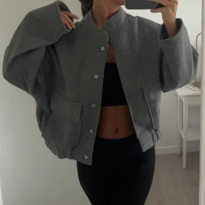 Bomberjacka - Nytt skick! Använt 2 gånger. Köparen står för frakten orginalpris 799kr