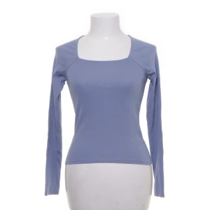 Topp - Ljusblå topp som inte kommer till användning hos mig💗Har en liten fläck men de syns knappt vid användning.