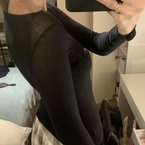 Svart intimissimi tröja - Säljer min fina svarta intimissimi tröja!!❣️så skönt matrial och mycket bra skick!!!skönaste tröjan!! skriv till mig om det behövs fler bilder eller om ni är intresserade❤️