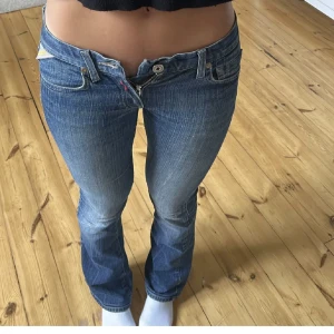 Replay jeans  - Hej! Säljer mina jätte snygga replay jeans då dom är för små❤️!  Dom är hela fast förutom på knäna fast det skulle jag säga är en snygg detalj!!!