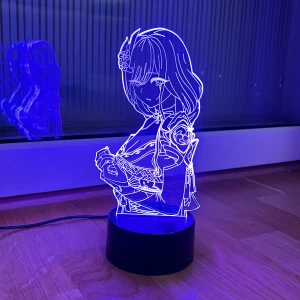 Anime lampa - Lampa som byter färger, kommer med sladd och kontroll. Lampan är 21cm hög och  8,5cm bred