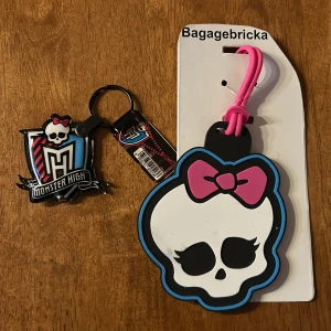 Monster high saker - En monster high nyckelring i ny skick med lappen kvar och en monster high bagagebricka för att sätta på sitt bagage när man flyger💗40 kr för både och, vill du bara köpa något av de kan vi diskutera pris.