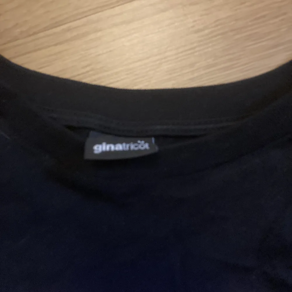 Säljer denna supersöta tröjan från Gina tricot då den inte kommer till användning längre 🙏😻Använd bara ett fåtal gånger, i princip nyskick ❣️. T-shirts.