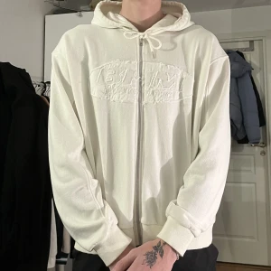 Ziphoddie - Aldrig använd ziphoodie. Inte helt vit mer cremefärgad.