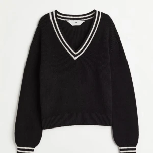 Svart stickad tröja - Långärmad topp. Något nopprig men super bra skick 