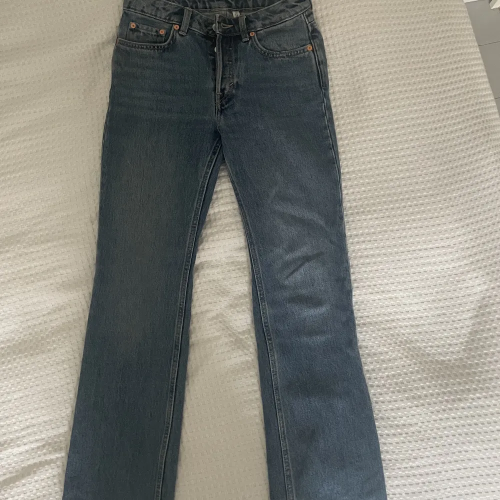 Ett par lågmidjade raka jeans från weekday i modellen ”pin Mid straight jeans”. Mörkblåa och supersnygga!. Jeans & Byxor.