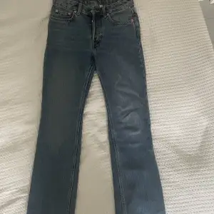 Ett par lågmidjade raka jeans från weekday i modellen ”pin Mid straight jeans”. Mörkblåa och supersnygga!