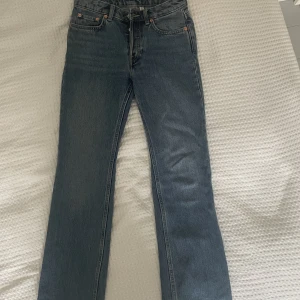 Lågmidjade raka jeans - Ett par lågmidjade raka jeans från weekday i modellen ”pin Mid straight jeans”. Mörkblåa och supersnygga!