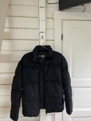 Dunjacka  - Fin dunjacka från Zara i storlek S. 