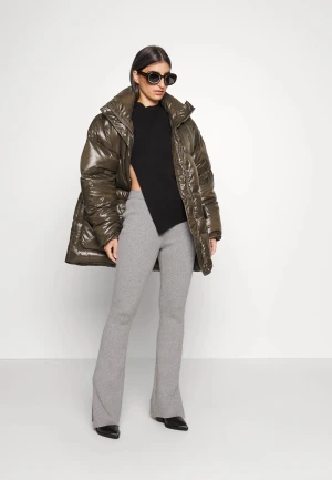 Filippa K hooded puffer - Filippa K hooded puffer. Storlek S men rymlig. NWOT och därmed utan anmärkning.   Nypris 8700kr och slutsåld i denna storlek.   Info: Produktinformation *  Ståkrage *  Avtagbar huva *  Påsydda fickor *  Dragkedja *  Dragsnodd i midja och fåll