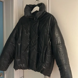 Skinn jacka  - Äkta skinn jacka från Massimo Dutti. Använd fåtal gånger. Nypris: 7000kr Mitt pris: 2000kr 