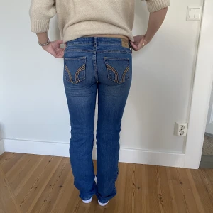 Hollister jeans - Jeans nr: 22 💓 Midjemått (rätt över): 37 cm Innerbenslängd: 77 cm Lårmått (rätt över): 22 cm  Modellen på bilden är 168 cm  Köp gärna via ”KÖP NU” 💘 Skriv om ni har några frågor eller funderingar//Perfectjeans🫶🏽