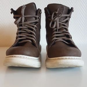 Knack kängor strl 42 - Knack i färgen "Mink" * Knappt använda/mycket bra bruksskick  *Storlek 42 * 27,5 cm innersula * Passar en fot mellan 26,4-27,0 cm * Nypris 1300kr * https://martinvince.com/products/stm-design-by-knack-high-sole-mens-sneaker-boots  Pris 250kr