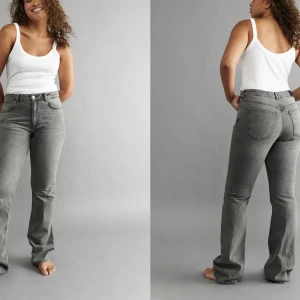 gråa jeans  - Säljer mina gråa jeans från Ginatricot i strl 36 då jag har två lika dana. Skriv för fler bilder 🩷