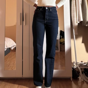 Mörkblåa jeans - Mörkblåa jeans från weekday! Endast använd ett fåtal gånger och är i mycket fint skick!