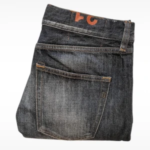 Dondup jeans  - Tjenare! Säljer ett par riktigt trendiga dondup jeans! Jeansen är i Toppskick och nypriset ligger på:3500 