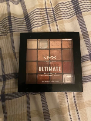 NYX ULTIMATE eyeshadow palette - NYX ultimate eyeshadow palette 2 stycken av ögonskuggorna är slut, jag har knappt rör de andra