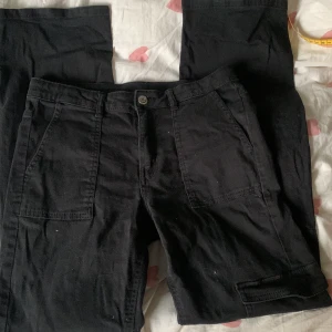 cargo likande byxor - svarta cargo liknande byxor, säljer för att dom inte är min stil längre, barnstorlek