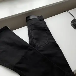 Svarta bootcut/flared jeans från Gina Tricot. Använda men är i fint skick.❣️ Nypris 500kr