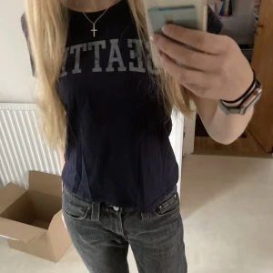 Blå t-shirt  - Mörkblå t-shirt med trycket ”seattle”. I strl s, fint skick! 20kr+frakt! 