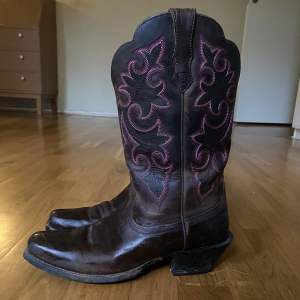 Superfina cowboy-boots med fina rosa detaljer! Köpta för ett år sen och endast använda en gång då dem tyvärr är lite för små för mig. Storlek 38/39