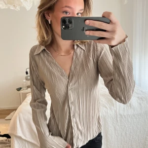 Plisserad Skjorta - Från gina 🤍🤍