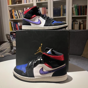 Air Jordan 1 Mid ”Laker top 3” - Ett par riktigt feta skor som knappt går att få tag på längre, fint skick och ett bra pris!  Skick: 8/10 Retailpris: 2500-4900 Mitt pris: 1225