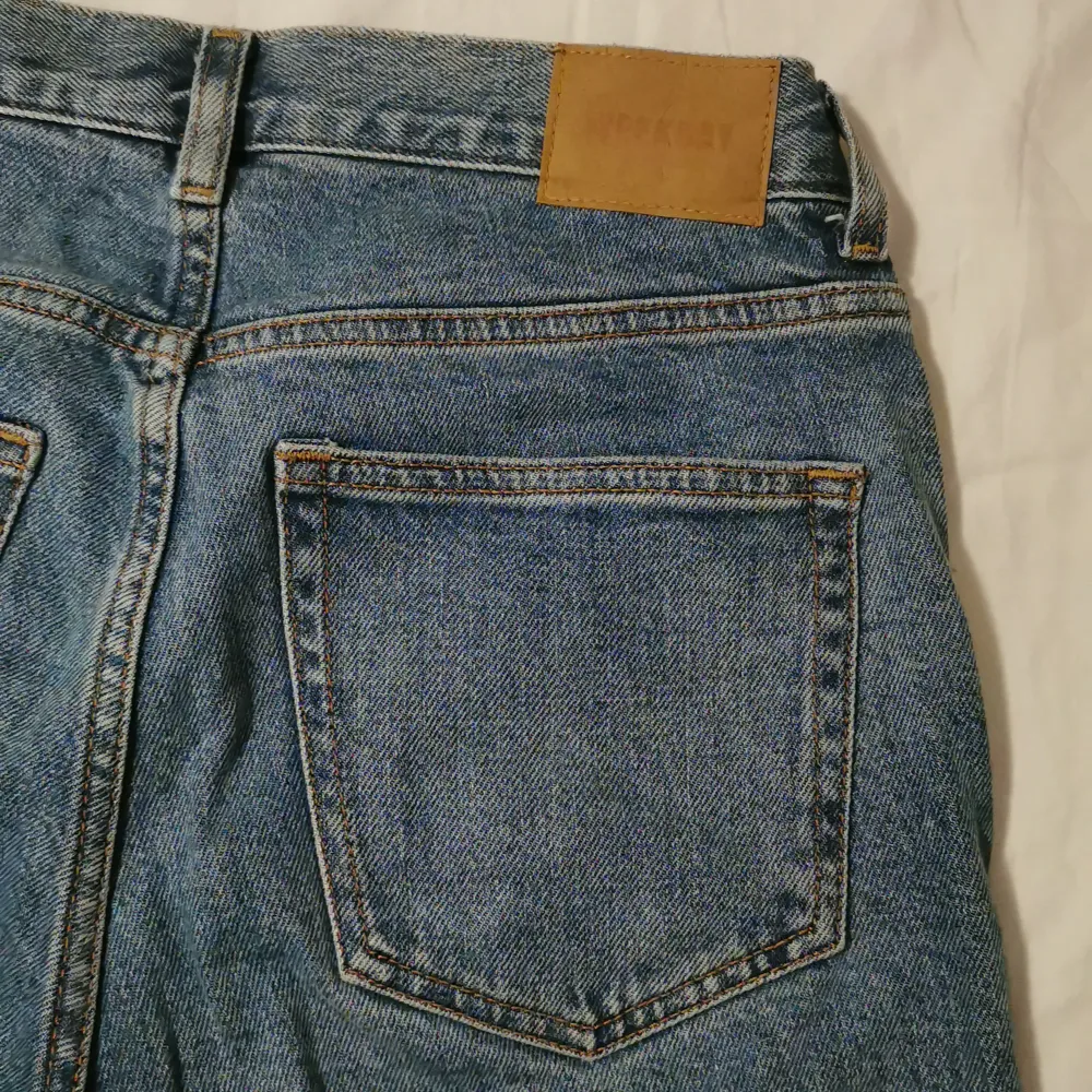 Ljusblåa weekday jeans i modellen Twig. Storleken 28/30. Inga defekter. Skicka privat vid frågor eller fler bilder. Pris går absolut att diskutera 🤩  . Jeans & Byxor.