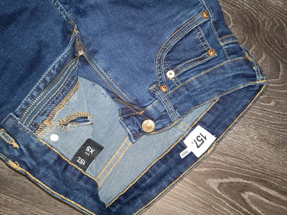 Mörkblåa jeans i storlek XS från Lager 157!  • High waist • Stretchiga  • Bra skick  . Jeans & Byxor.