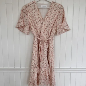 blommig klänning - Supersöt blommig klänning från Sisters Point med knytning i midjan som tyvärr inte passar mig. Endast använd en gång så så gott som ny. Storlek xs. 