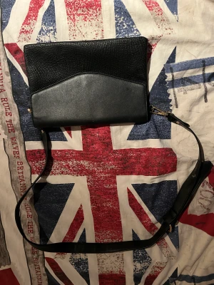 Axelväska och rygg väska  - Dom är båda använda men inte slitna. Båda tillsammans kostar 50kr. Vill blir av med dom 