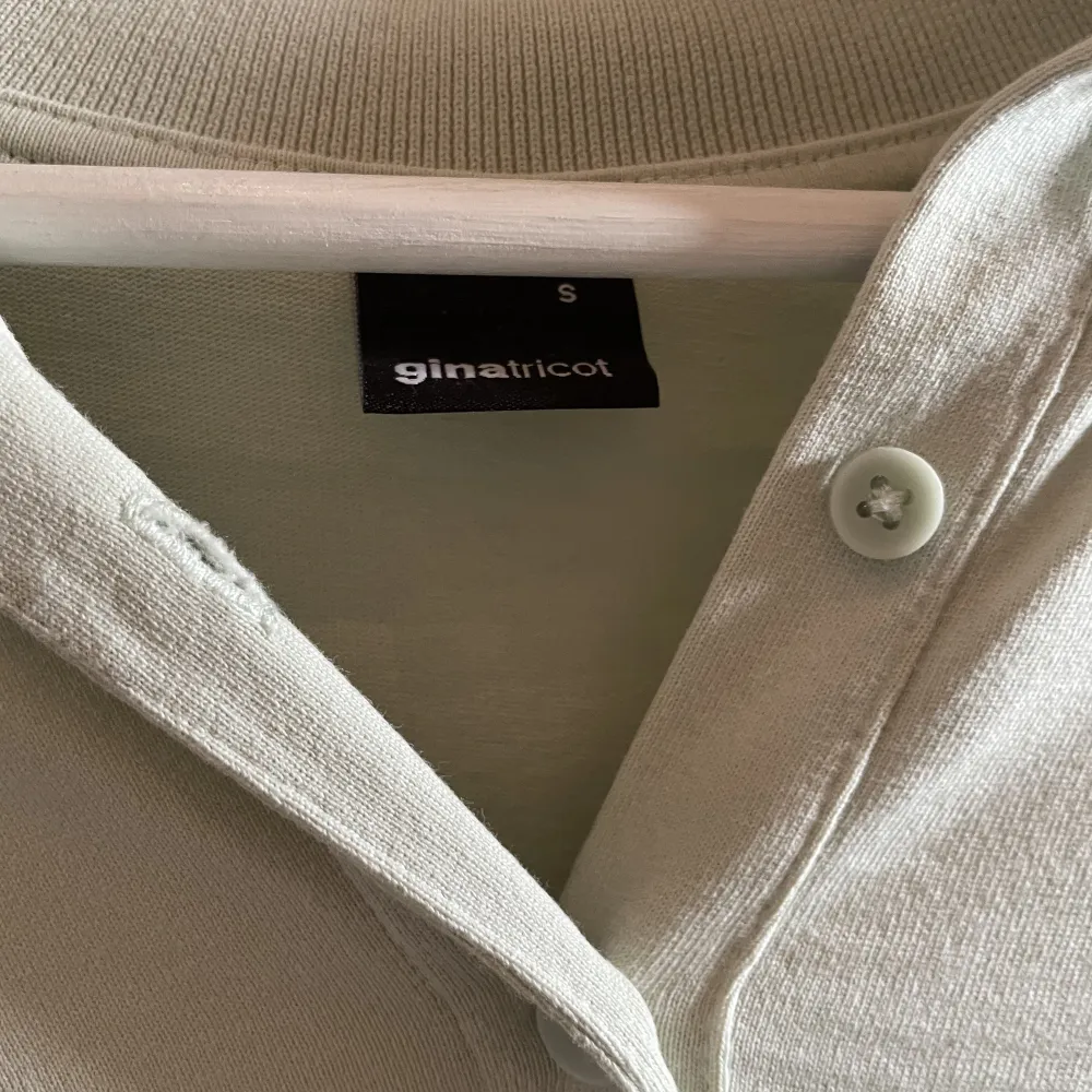 Mint grön långärmad tröja med knappar från GinaTricot. Använd fåtal gånger, bra skick. Säljer då den inte kommer till användning. Storlek S. Köparen står för frakten ❤️. Tröjor & Koftor.