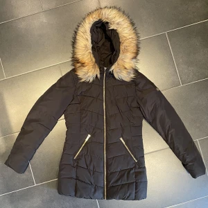 Vinterjacka - Vinterjacka från Livelo i storlek 34. Nyskick. Säljes då den inte längre passar