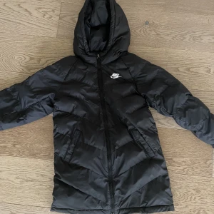 Nike jacka - Säljer pågrund av att den inte används och är för liten💕 Det en lite längre modell. Den är i bra skicka någon liten slitning💕