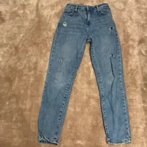 Ett par supersnygga jeans för killar och tjejer!!❤️❤️inga defekter!!🌸👍🙌🏻