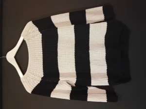 Randig stickad tröja - Som ny, använd fåtal gånger.  Pris kan diskuteras.  