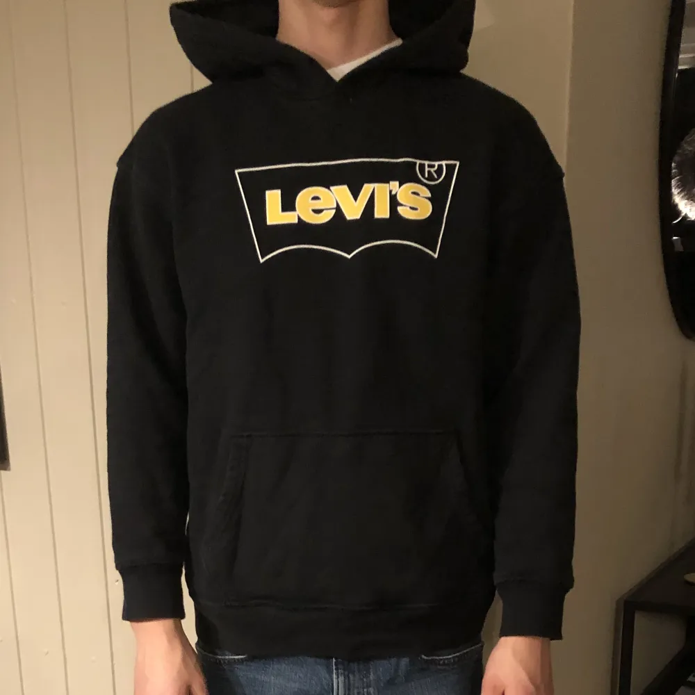 En snygg Levis tröja, har använt ett par gånger, inga defekter alls förutom ett förlorat snöre som tidigare funnits. . Hoodies.