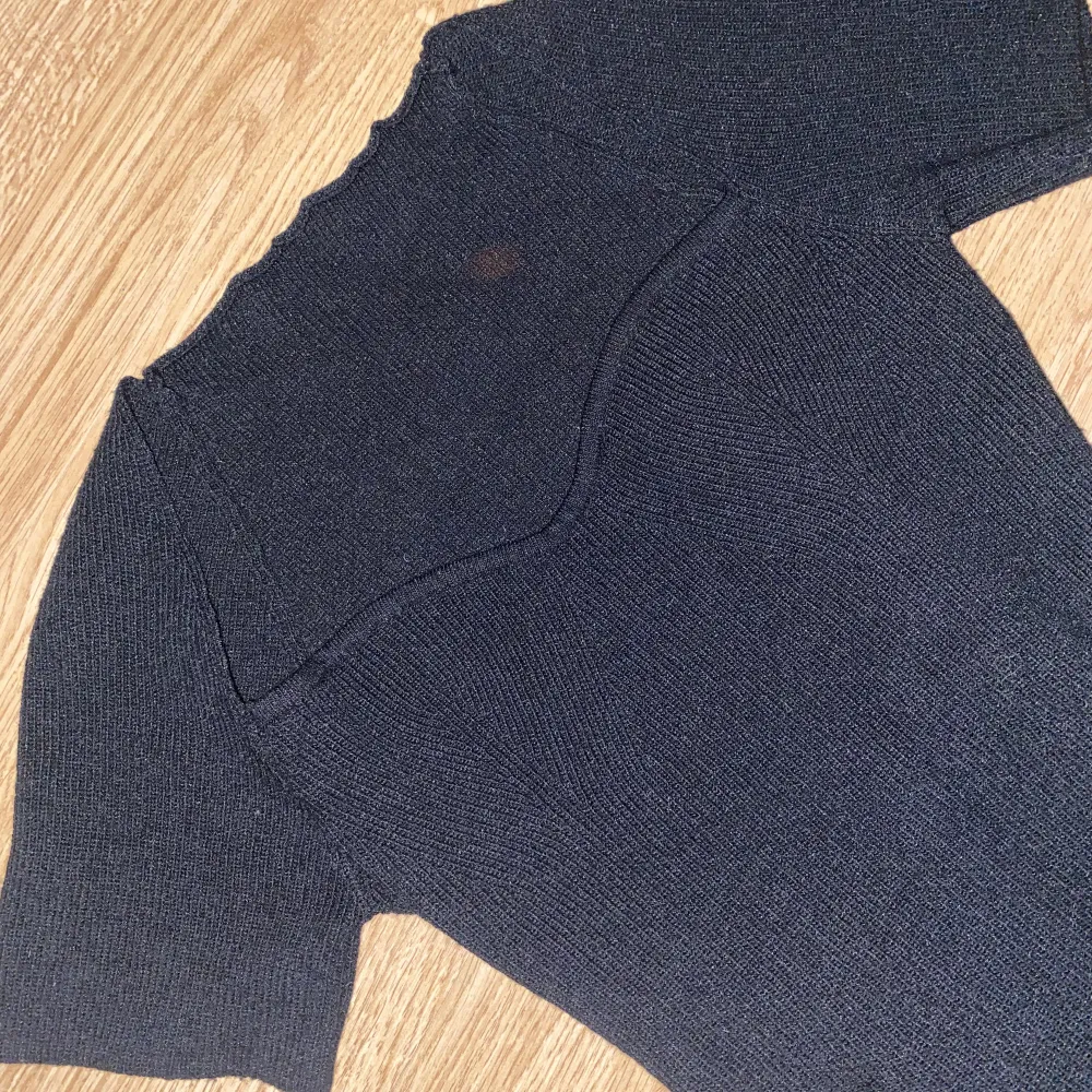 Ribbstickad kortärmad tröja från shein som använts och tvättats vid enstaka tillfällen. I fint skick! På bild 3 är det inte en fläck, är blixten som spökar :-) . Tröjor & Koftor.