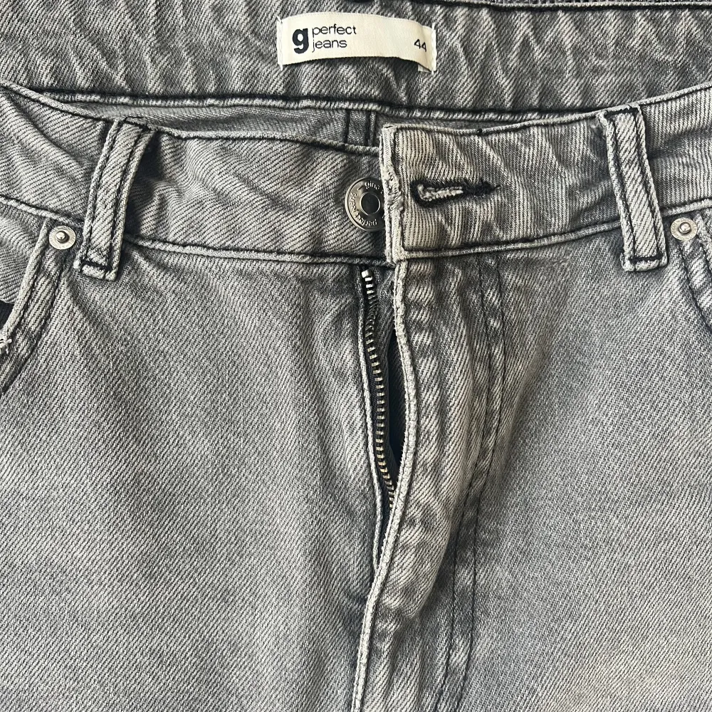 Ett par gråa straight leg jeans från ginatricot i nyskick, endast testat en gång men var lite för stora. De är i storlek EU44 men passar även EU42.. Jeans & Byxor.