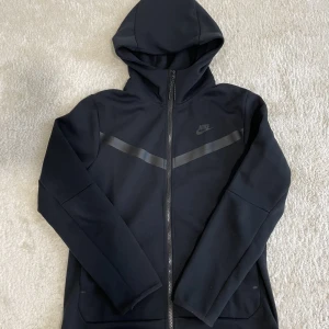 Nike tech fleece - Hej! Jag har en helt ny Nike Tech Fleece till försäljning, 500 kr. Den köptes här på Plick tillsammans med byxorna för 1300 kr, men jag säljer den eftersom jag har ändrat stil. Ett fantastiskt erbjudande för dig!