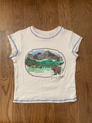 Tröja från BDG - Säljer den här croppade toppen från urban outfitters som inte längre kommer till användning. Använd gärna ”köp nu”🩷