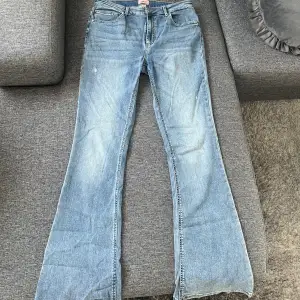 Blåa bootcut jeans från Zalando ONLY i storlek XL/32 som även passar L/32, använd ett fåtal gånger så i jätte bra skick.