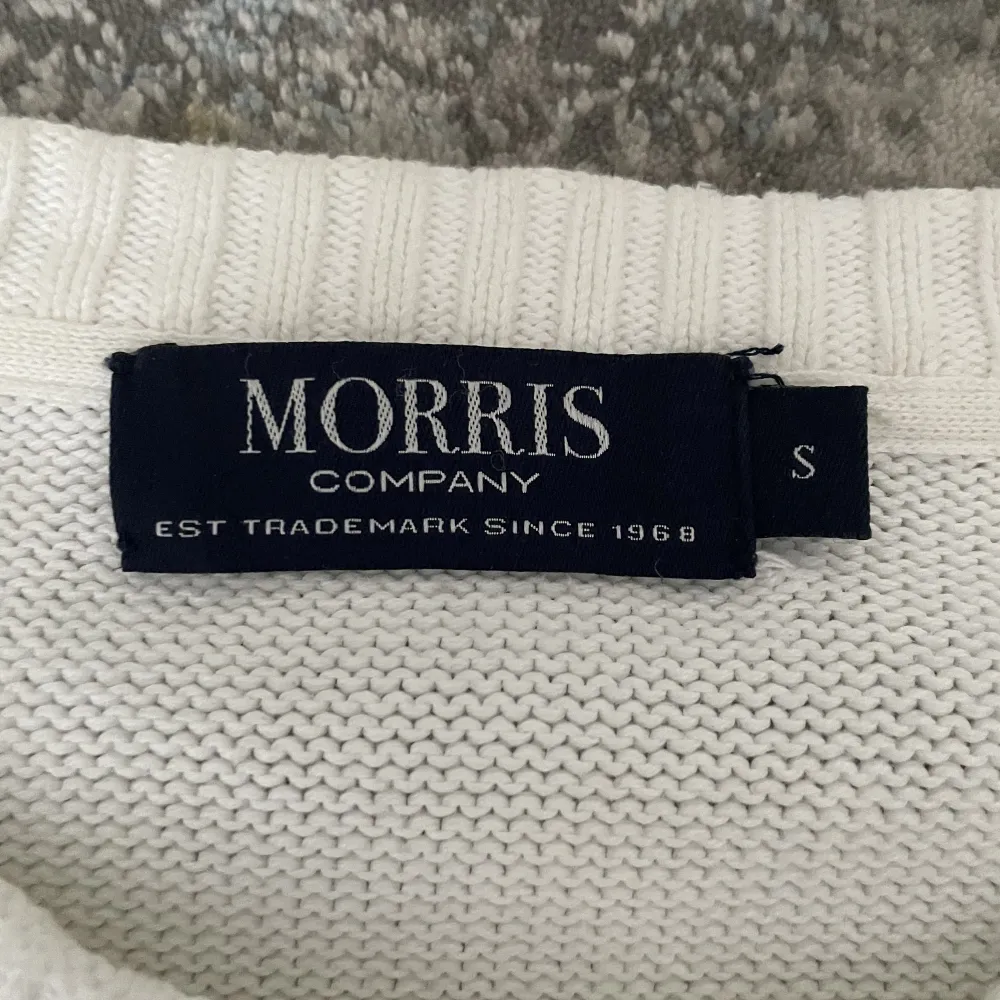 Säljer min Morris Company tröja för jag inte tycker den är lika fin fortfarande använd 3 gånger och inga konstigheter med den!. Tröjor & Koftor.