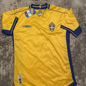 Fotbollströjor  - Säljer mina två fotbollströjor som aldrig använts. Kontakta för mer information !