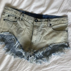 Shorts med låg midja ifrån one teaspoon - Ett par shorts ifrån det bohemiska märket one teaspoon i storlek w30 (enligt storlekstabellen inuti storlek 40/L)  som är sparsamt använda  Midja 44cm Midja till gren 31 cm