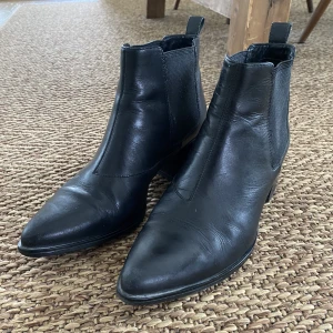 Vagabond boots i skinn - Supersnygga vagabond skinnboots. Stl 39. Normala i stl.  Klackhöjd 4,5 cm  Väl omhändertagna och superfint skick! Använda mest inomhus på kontor. 