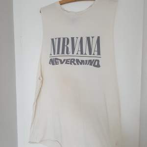Ett linne från h&m med Nirvana tryck. Nevermind albumet på baksidan. I storlek xs men eftersom den är oversized passar den säkert fler. Tyvärr inte kommit till så mycket användning. I bra skick förutom små hål i kragen (bild 3)