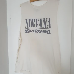 Nirvana linne - Ett linne från h&m med Nirvana tryck. Nevermind albumet på baksidan. I storlek xs men eftersom den är oversized passar den säkert fler. Tyvärr inte kommit till så mycket användning. I bra skick förutom små hål i kragen (bild 3)